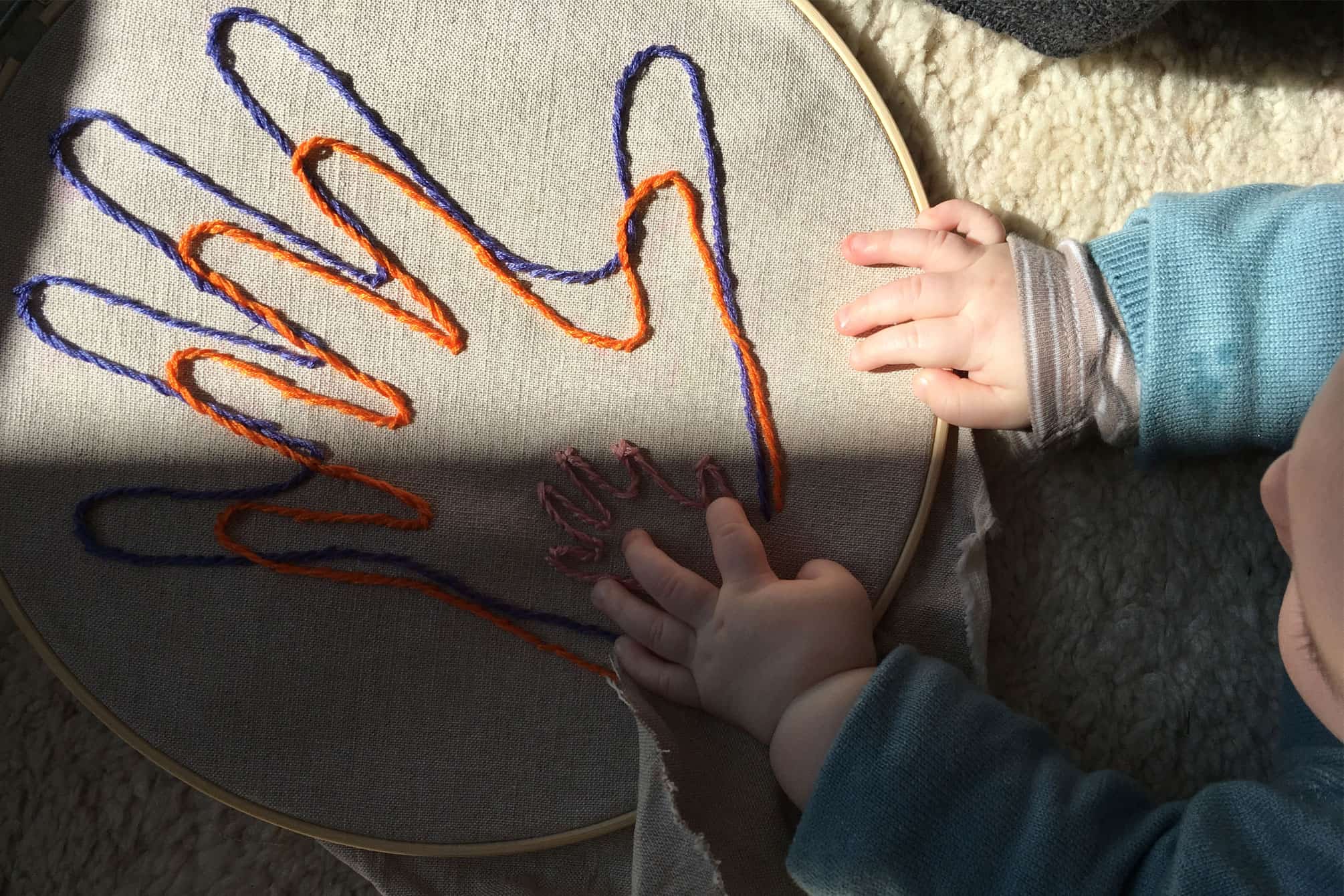 Baby und Eltern Handabdrücke gestickt