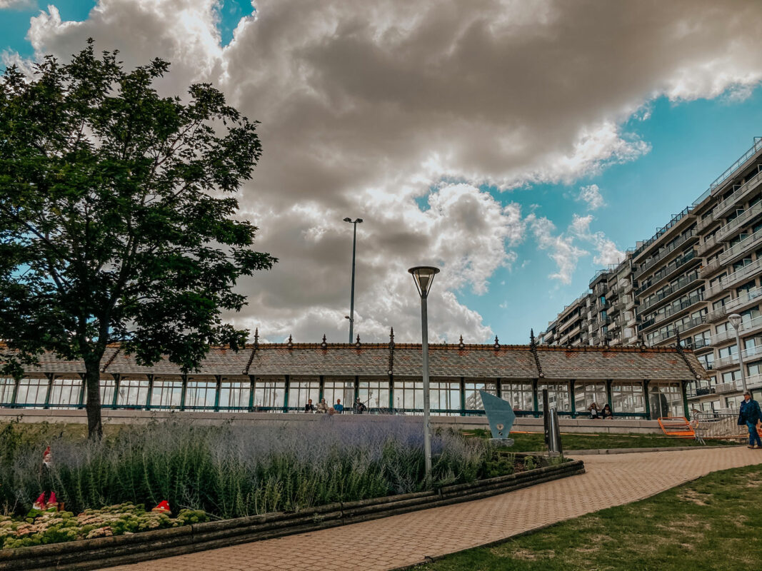 Paravang zum Windschutz am Hafen von Blankenberge